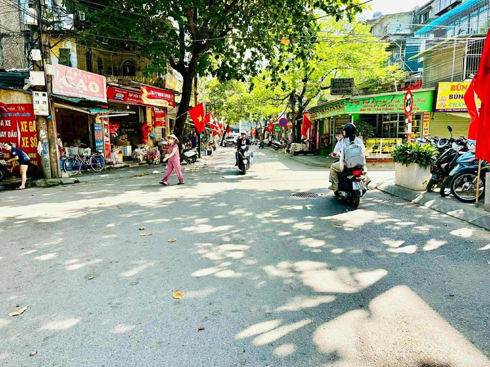 Mặt phố Nguyễn Quý Đức kinh doanh toàn bộ sản phẩm