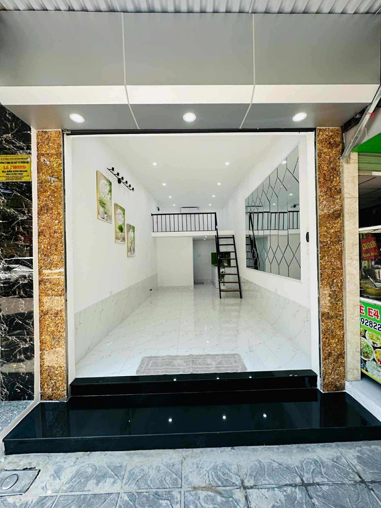 Mặt phố Nguyễn Quý Đức kinh doanh toàn bộ sản phẩm