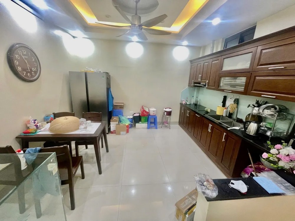 Bán Nhà Đê La Thành Nhỏ 37m2. 6 tầng. mặt tiền 4.2m. giá 10.5 tỷ Đống Đa Hà Nội