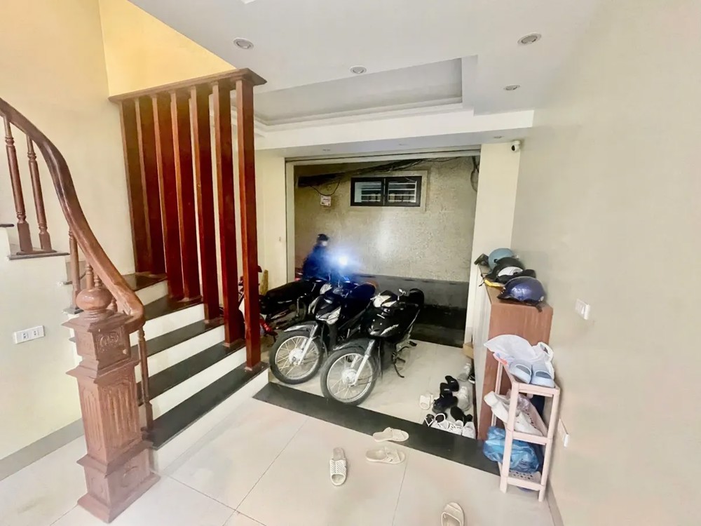 Bán Nhà Đê La Thành Nhỏ 37m2. 6 tầng. mặt tiền 4.2m. giá 10.5 tỷ Đống Đa Hà Nội