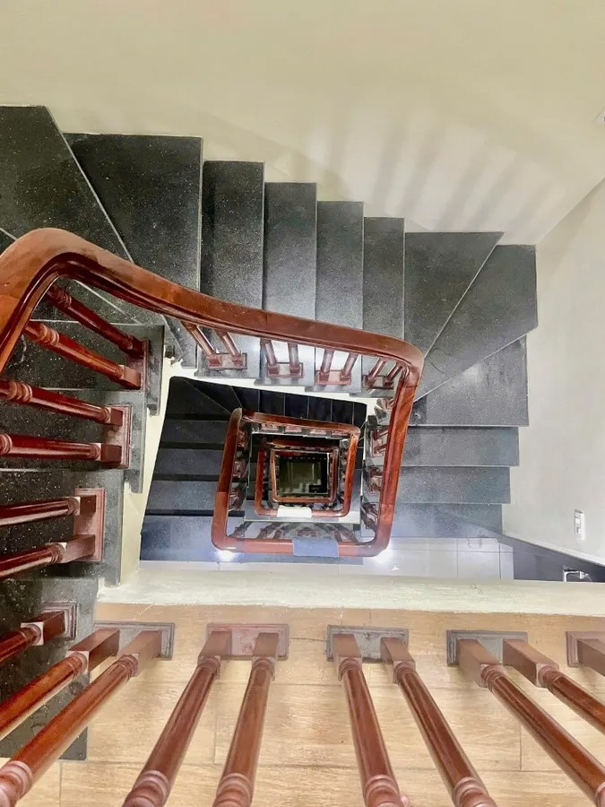 Bán Nhà Đê La Thành Nhỏ 37m2. 6 tầng. mặt tiền 4.2m. giá 10.5 tỷ Đống Đa Hà Nội