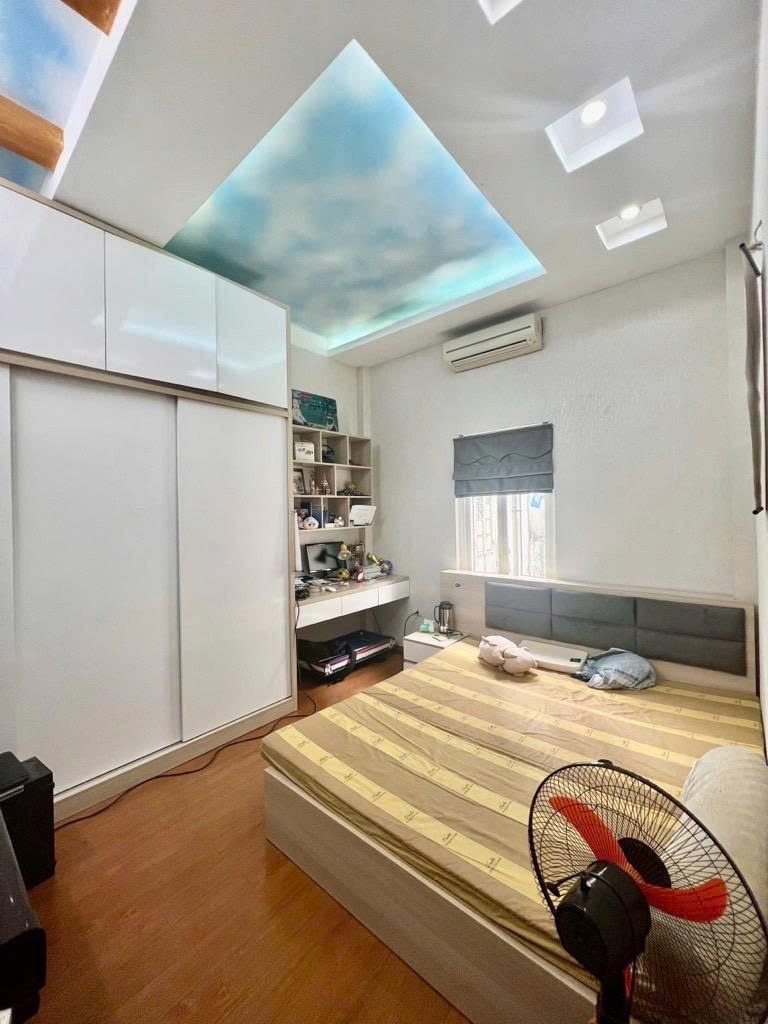 Nhà Lô Góc Ngã Tư Sở - 53m2 - Oto Đỗ Cửa - Giá 13.9 Tỷ