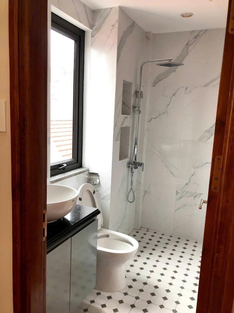 Bán nhà Ngọc Lâm 30m 6 tầng MT6m ô tô thông hơn 7 tỷ