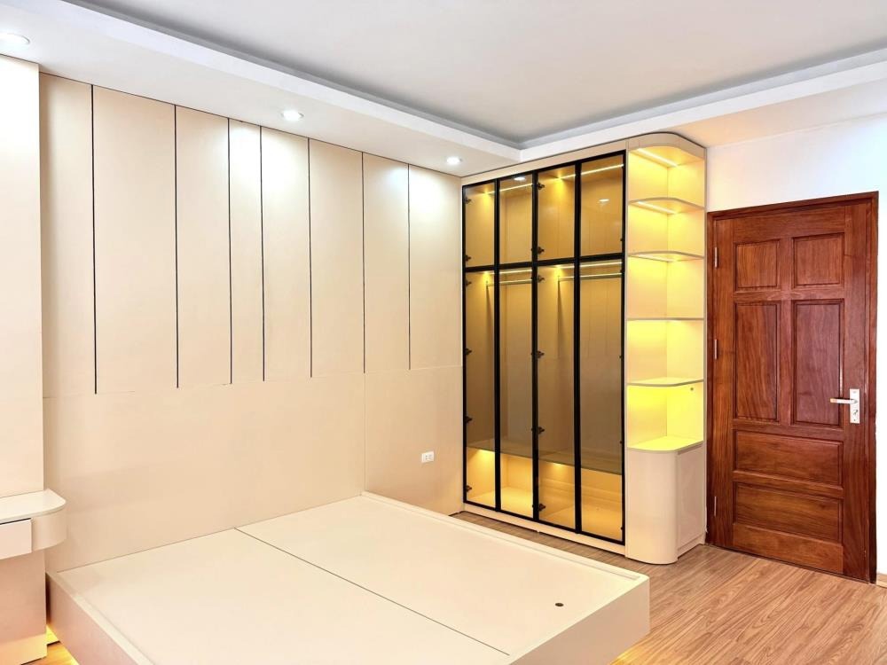 Bán nhà 6 tầng, thang máy, mặt tiền đẹp - Văn Chương, Đống Đa