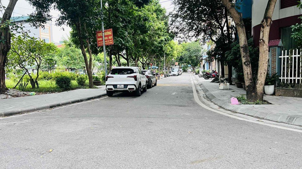 bán nhà lô góc Cổ Linh- tái định cư phố Trạm, 100m, mặt tiền 14m, vỉa hè, 3 ôtô tránh nhau