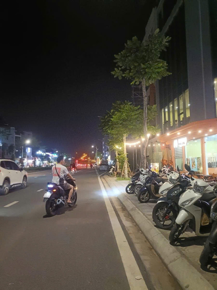 Nhà đẹp dân xây 3 tầng, ngõ ô tô 7 chỗ thông, ngõ nông ngắn