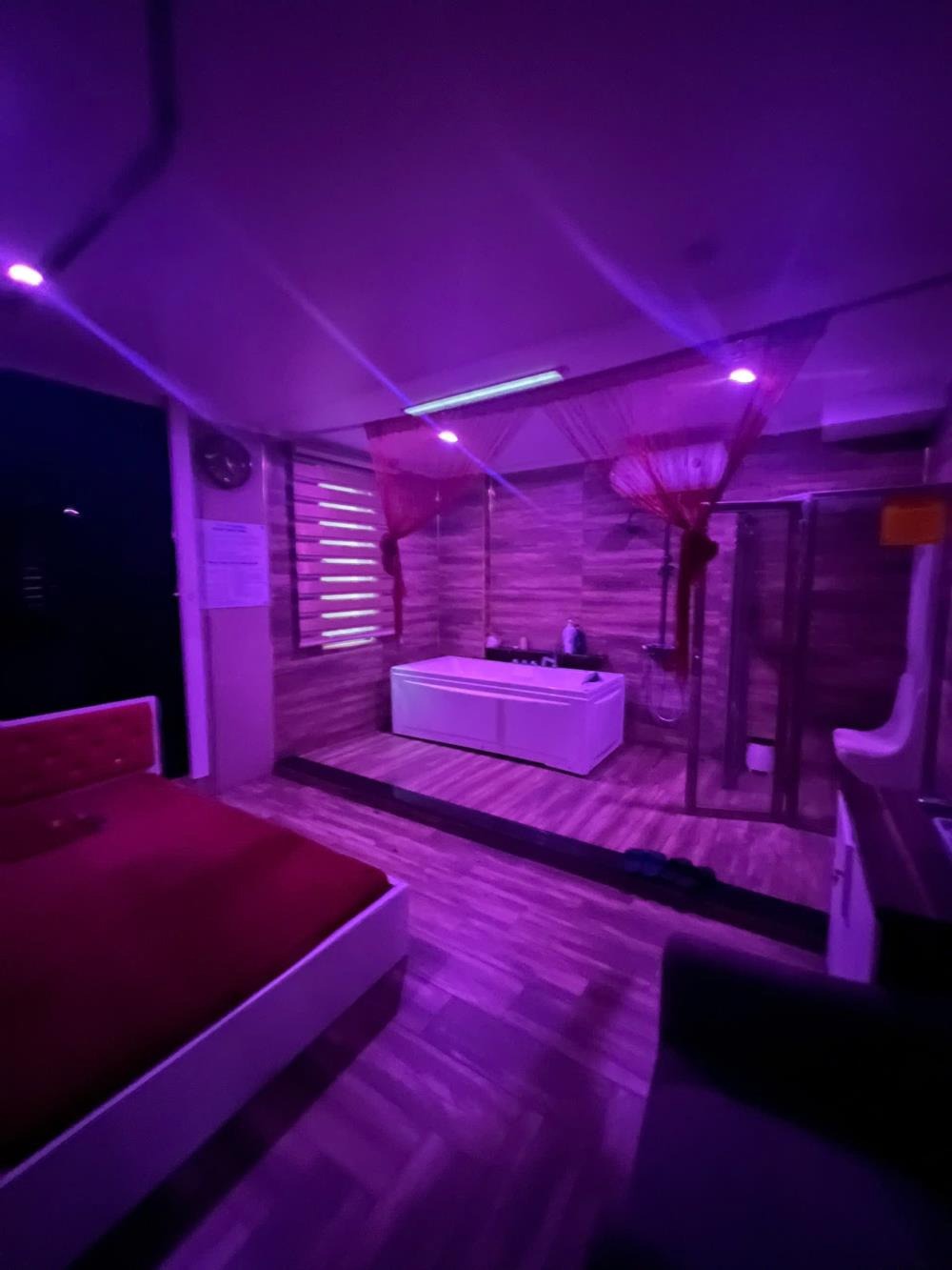 Bán Nhà Lô Góc Dương Quảng Hàm - Mặt Ngõ Rộng, Ô Tô Tránh - Giá 260tr/m²