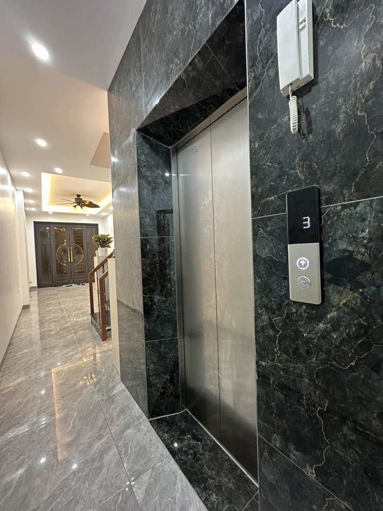 Bán nhà đẹp 45m2 6 tầng thang máy Lê Thanh Nghị, ô tô đỗ cửa, vỉa hè thông thoáng
