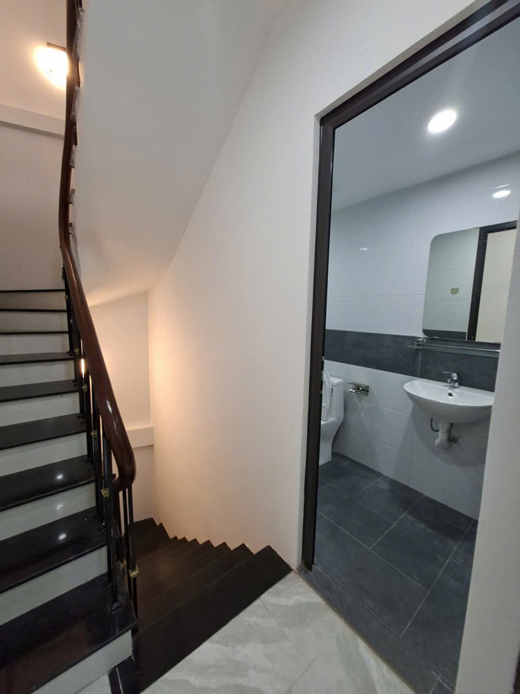 NHÀ ĐẸP Ở NGAY VÀI BƯỚC RA PHỐ, TT QUẬN ĐỐNG ĐA, TIỆN ÍCH BẠT NGÀN Linh Quang 22m, 5T, mt 3m, chỉ