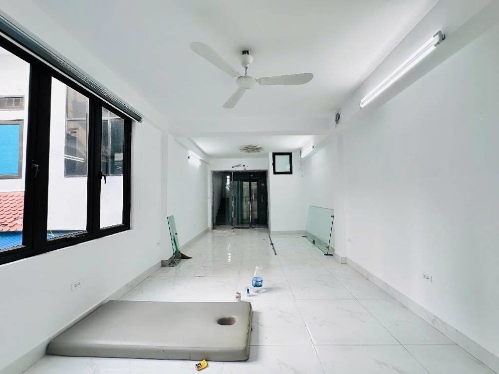 Nhà mặt phố Hoàng Quốc Việt 47m2, 7 tầng thang máy, kinh doanh sầm uất