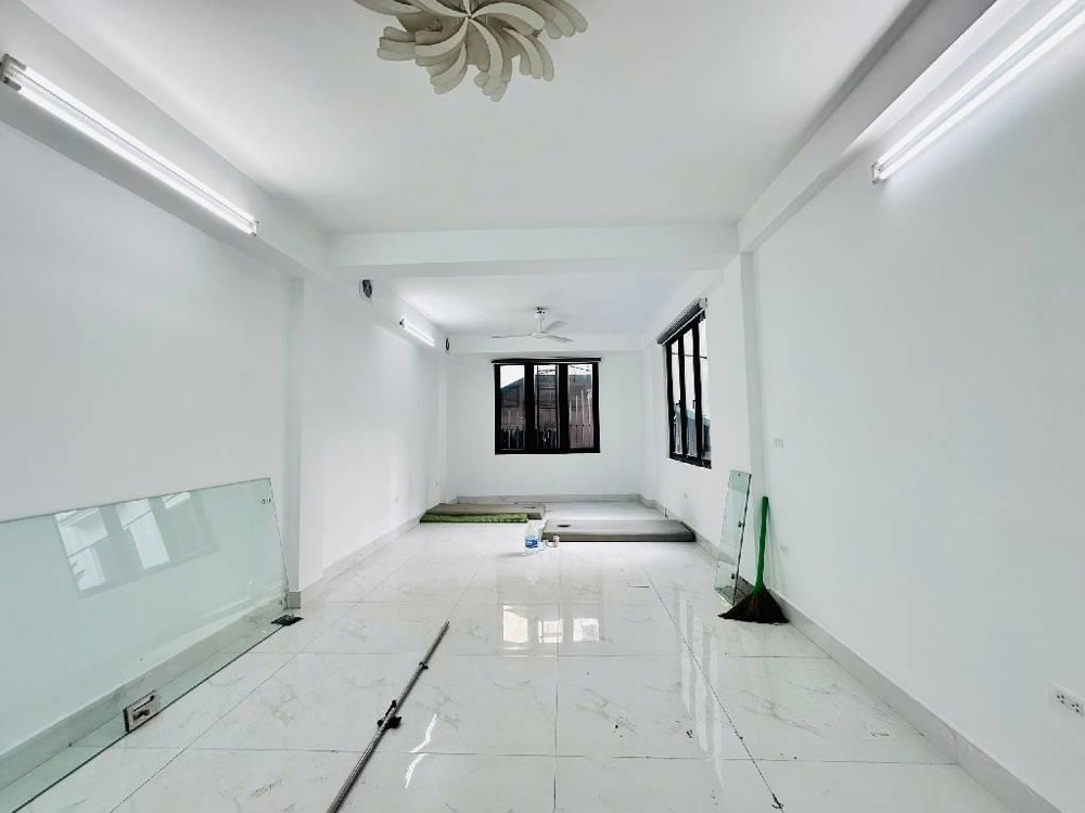 Nhà mặt phố Hoàng Quốc Việt 47m2, 7 tầng thang máy, kinh doanh sầm uất