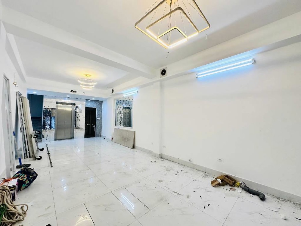 Nhà mặt phố Hoàng Quốc Việt 47m2, 7 tầng thang máy, kinh doanh sầm uất