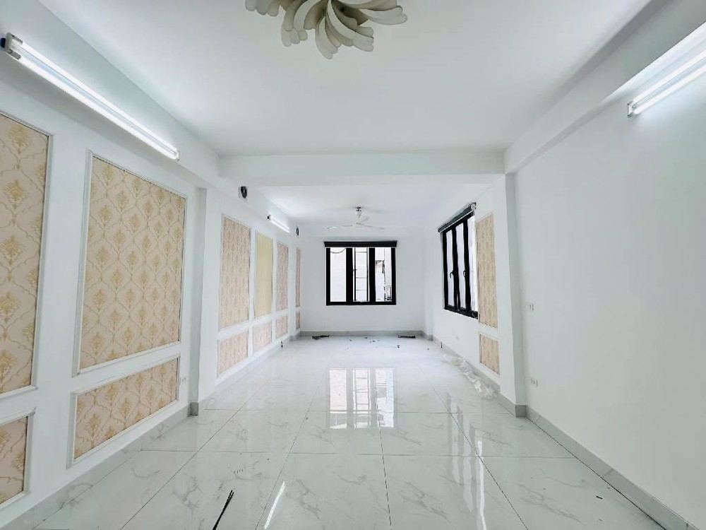 Nhà mặt phố Hoàng Quốc Việt 47m2, 7 tầng thang máy, kinh doanh sầm uất