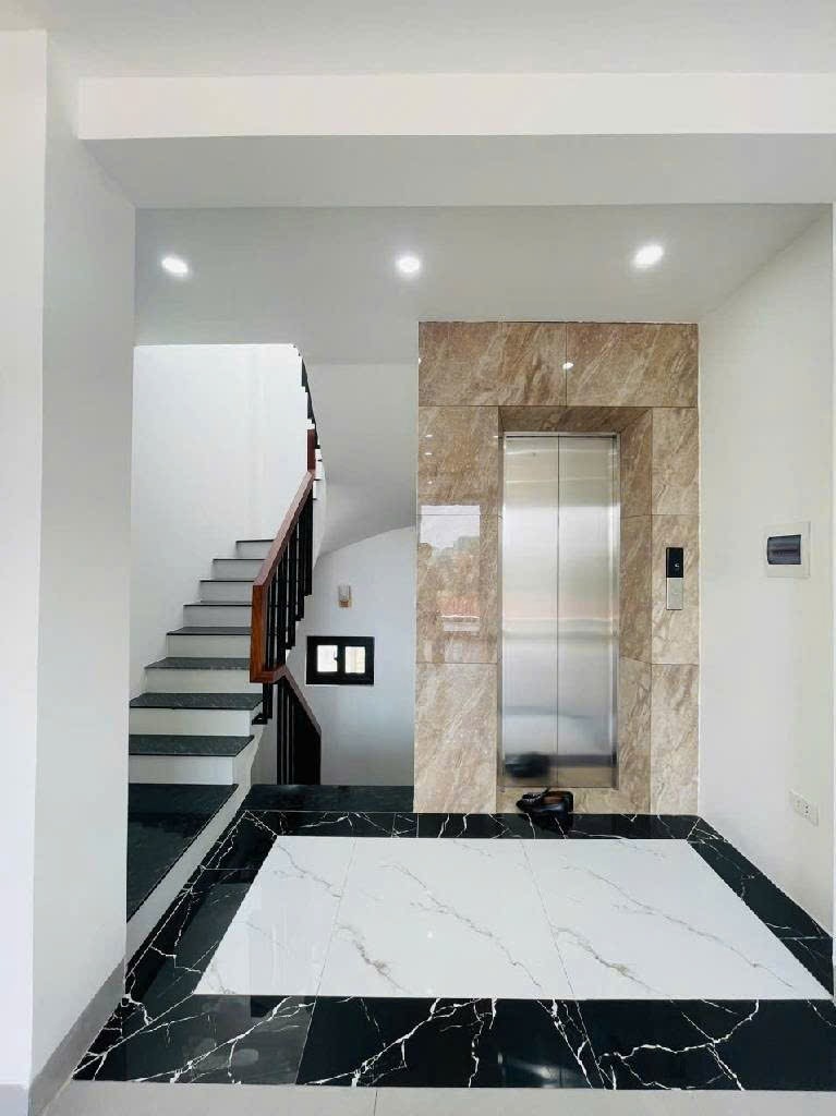 Bán nhà Âu Cơ 6 Tầng, Thang Máy, Kinh Doanh - Giá 11 Tỷ