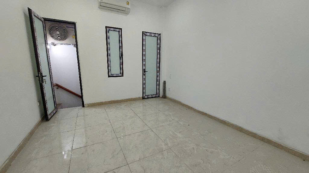 Bán Nhà Lạc Long Quân  Siêu phẩm 50m, 6 tầng, cầu thang máy nhập khẩu, oto đỗ cửa!