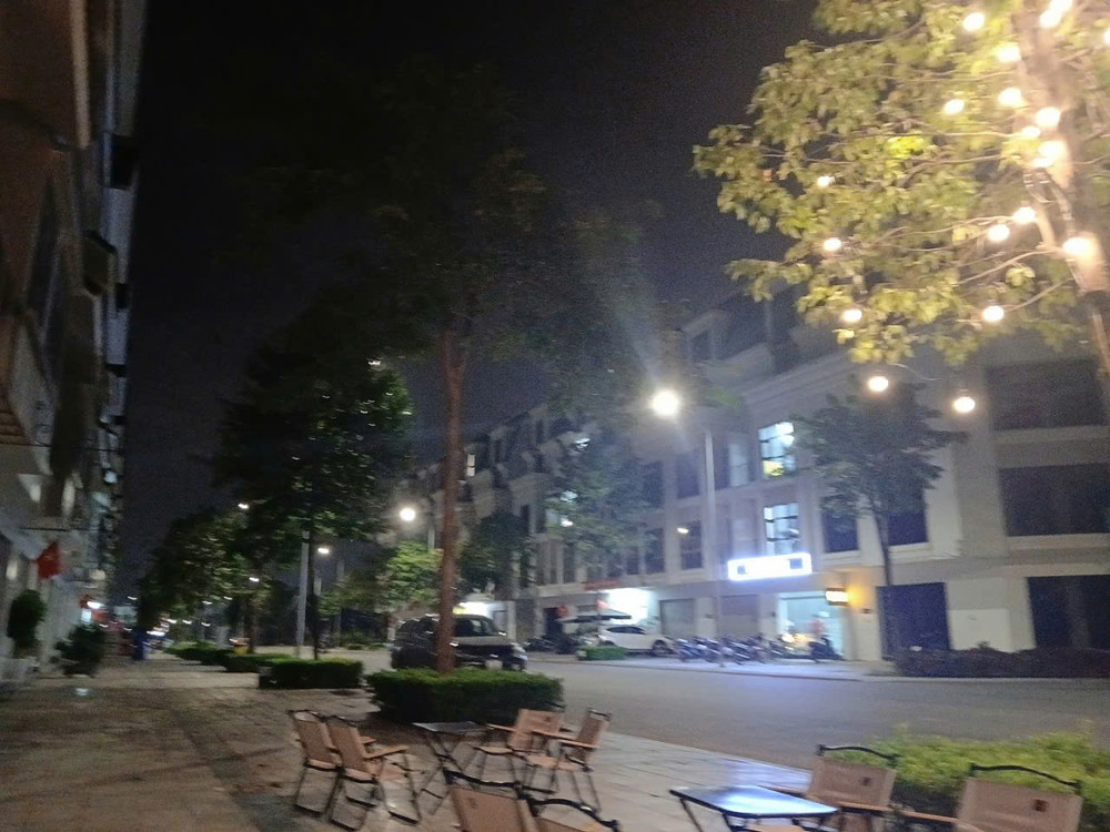 SIÊU PHẨM LÂI XÁ NHÀ 5 TÀNG. SÁT KHU ĐÔ. THỊ HINDO ROYA PẢK'.
CHỈ 1P RA TỚI ĐÔ THỊ. 30M RA ĐẾN CHỖ