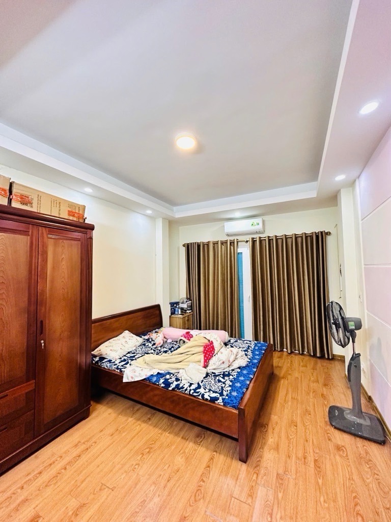 Nhà Cầu Giấy 5 Tầng, 4 Ngủ, 35m2 - Giá 7.9 Tỷ - Vị Trí Đỉnh