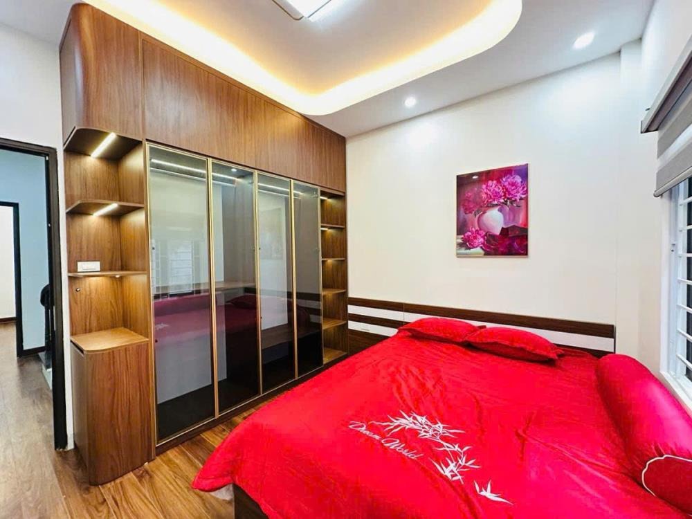 Nhà Mặt Phố Tôn Đức Thắng Đống Đa - 50m2, Giá 31.8 Tỷ - Vị Trí Đắc Địa