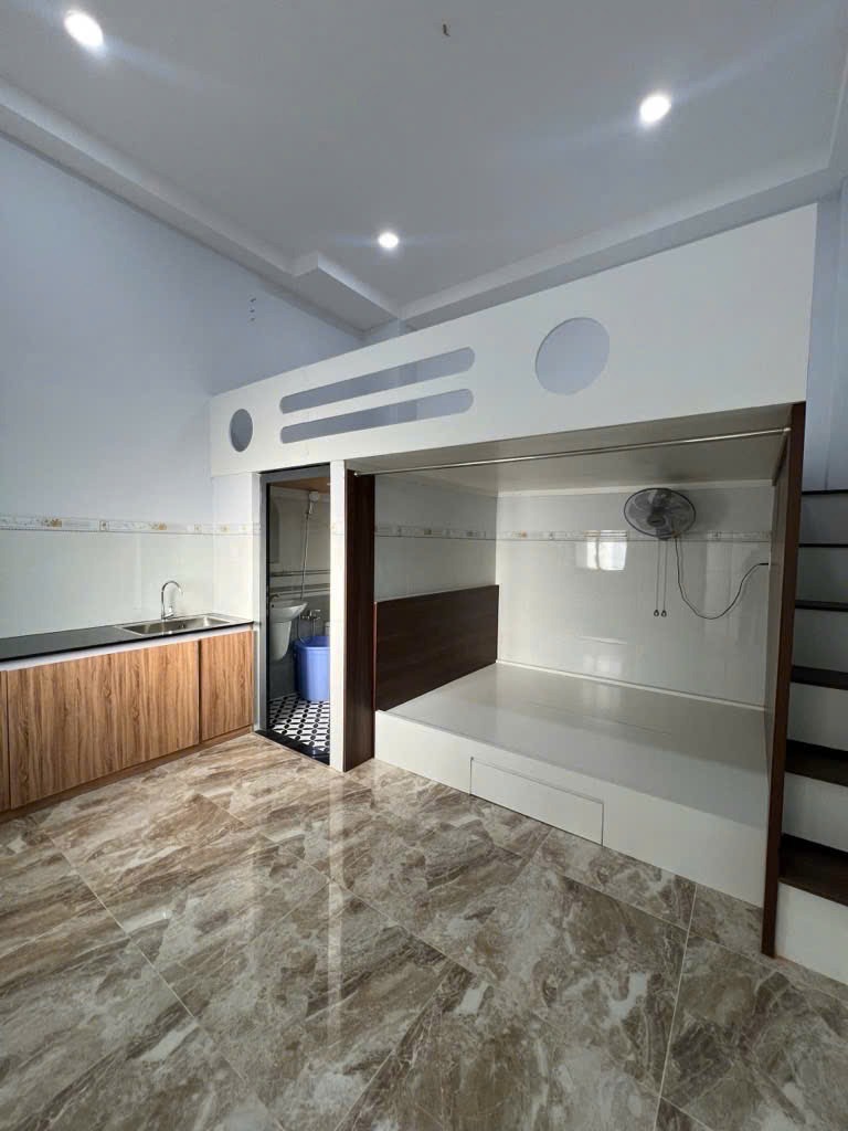 Bán Nhà 3 Lầu Quận 9 - 100m2, Thu Nhập 30tr/Tháng - Vị Trí Đắc Địa