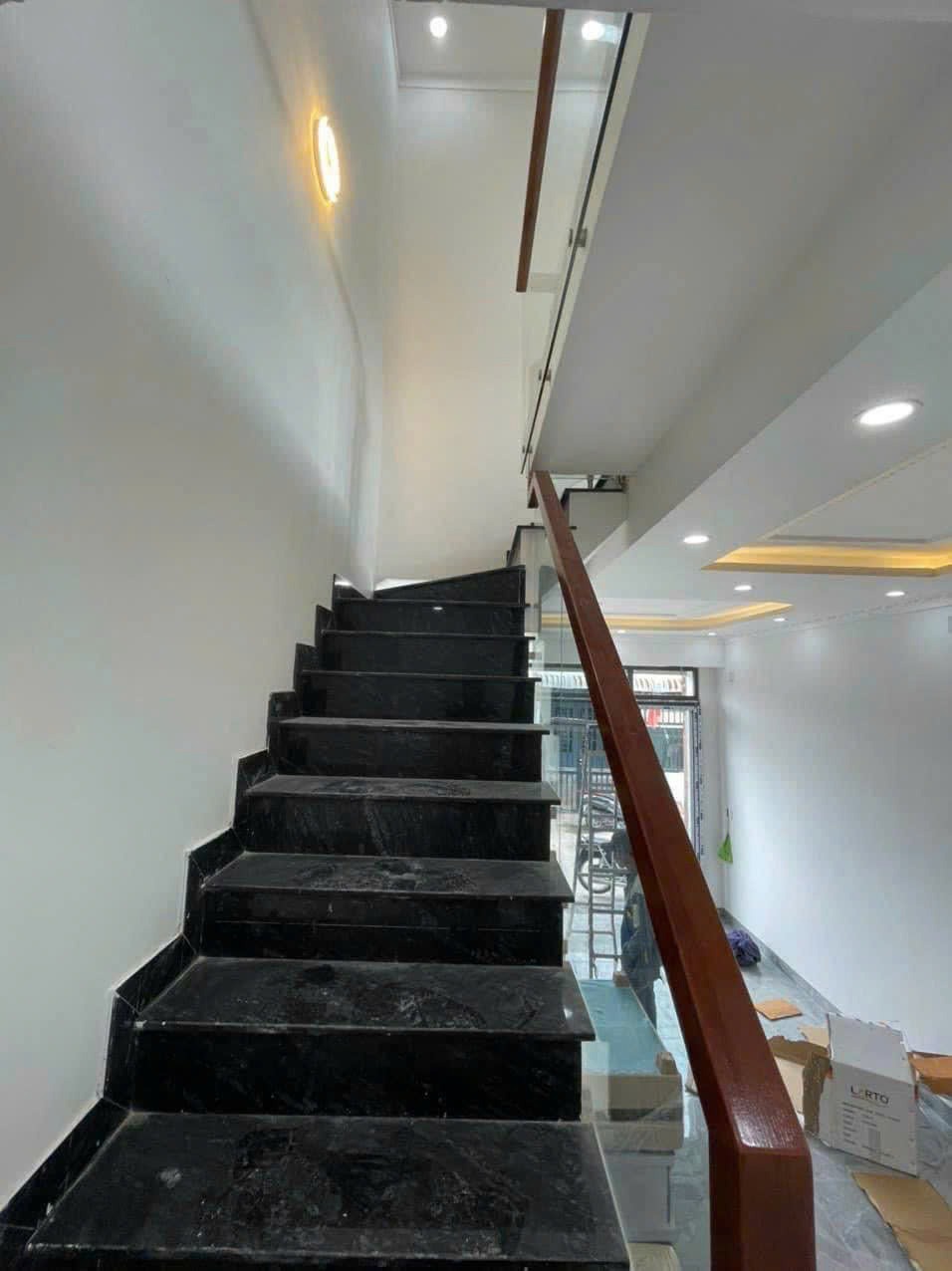 Bán nhà đường Phạm Văn Bạch, Tân Bình - 63.6m2 - 3.65 tỷ - Vị trí đẹp, gần chợ