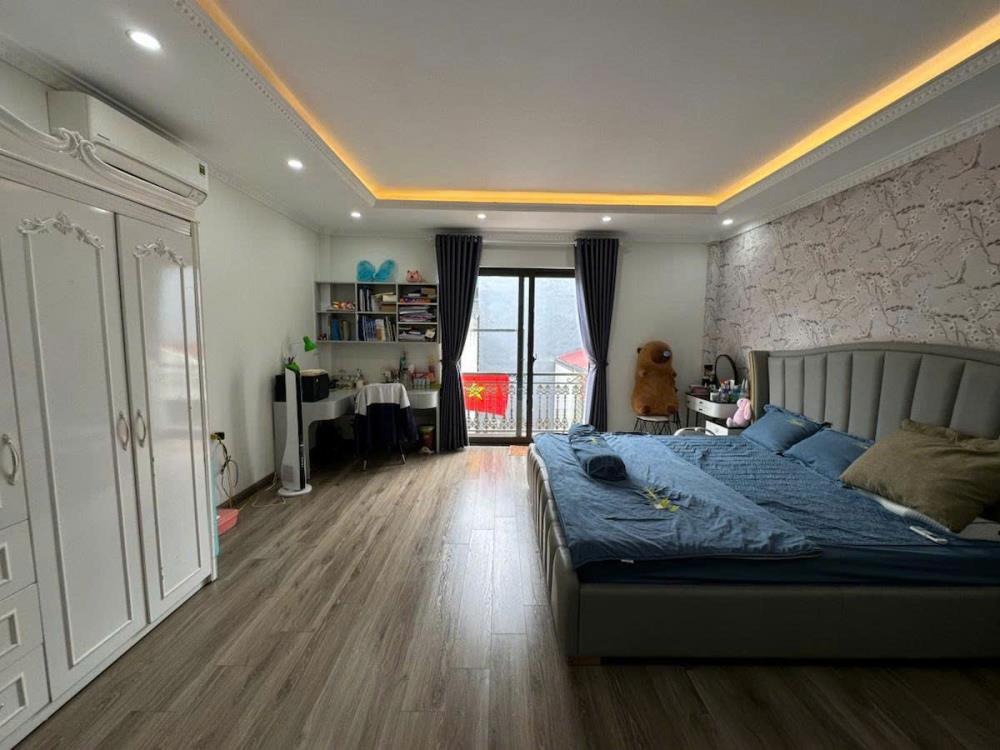 Bán nhà mặt phố Hoàng Cầu 50m2, 5 tầng, giá 28 tỷ - Vị trí đẹp, tiềm năng lớn