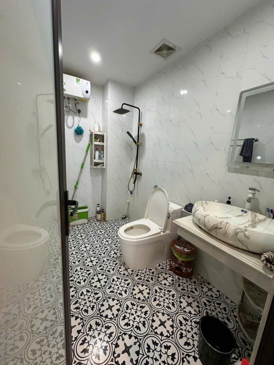 Bán nhà mặt phố Hoàng Cầu 50m2, 5 tầng, giá 28 tỷ - Vị trí đẹp, tiềm năng lớn