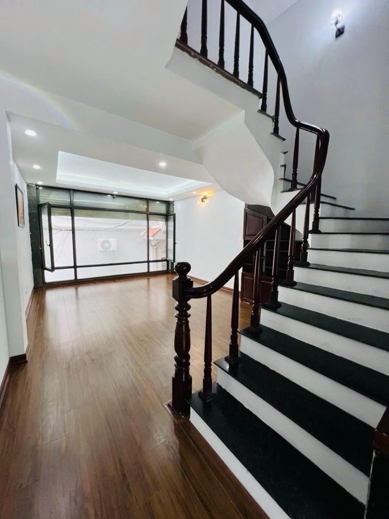 Nhà Mặt Phố Đức Giang, Long Biên - 11 Tỷ - Vị Trí Đẹp, Tiềm Năng Sinh Lời