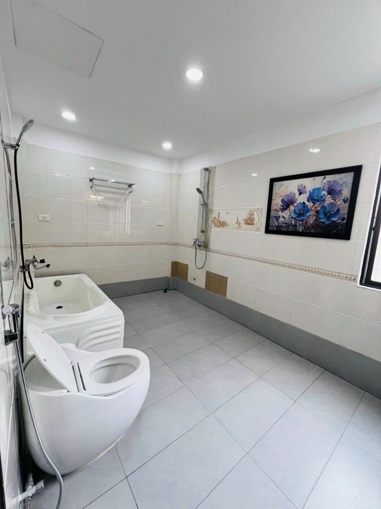 Nhà Mặt Phố Đức Giang, Long Biên - 11 Tỷ - Vị Trí Đẹp, Tiềm Năng Sinh Lời