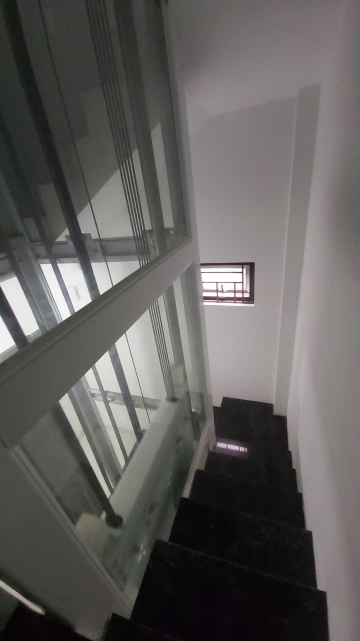 Bán nhà trung tâm Vạn Phúc - Thang Máy, 2 Mặt Tiền - 34m2 - Giá 8.x Tỷ