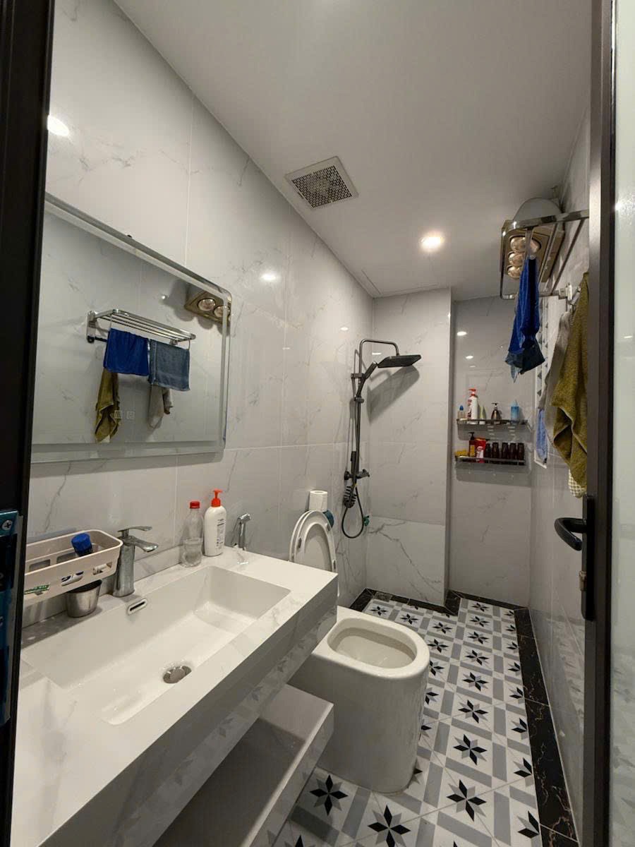 Bán nhà mặt phố Hoàng Cầu 54m2, Mặt Tiền 5.6m - Giá 28 Tỷ