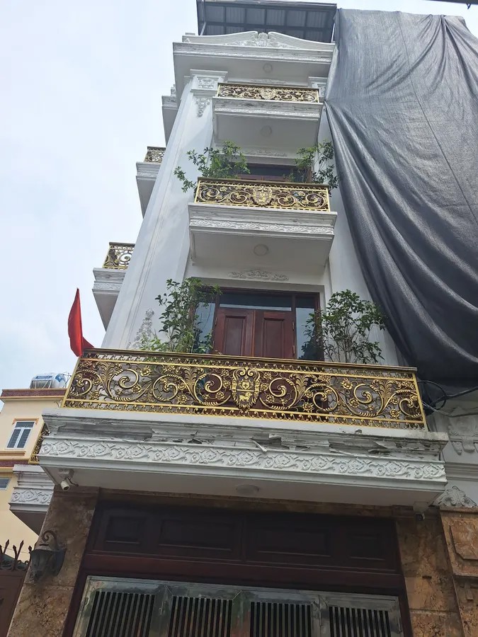 NHÀ MỚI-ĐẸP Phố Nguyễn Văn Linh 52m2 X 5 tầng,MT 5m,11.2 tỷ Long Biên Hà Nội.LÔ GÓC -KINH DOANH