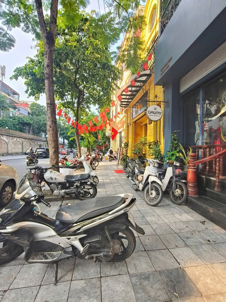 SIÊU MẶT PHỐ PHÙNG HƯNG  MẶT TIỀN CỰC RỘNG .
SỔ VUÔNG ĐÉT TRƯỚC SAU .
– KINH DOANH  SIÊU ĐỈNH–