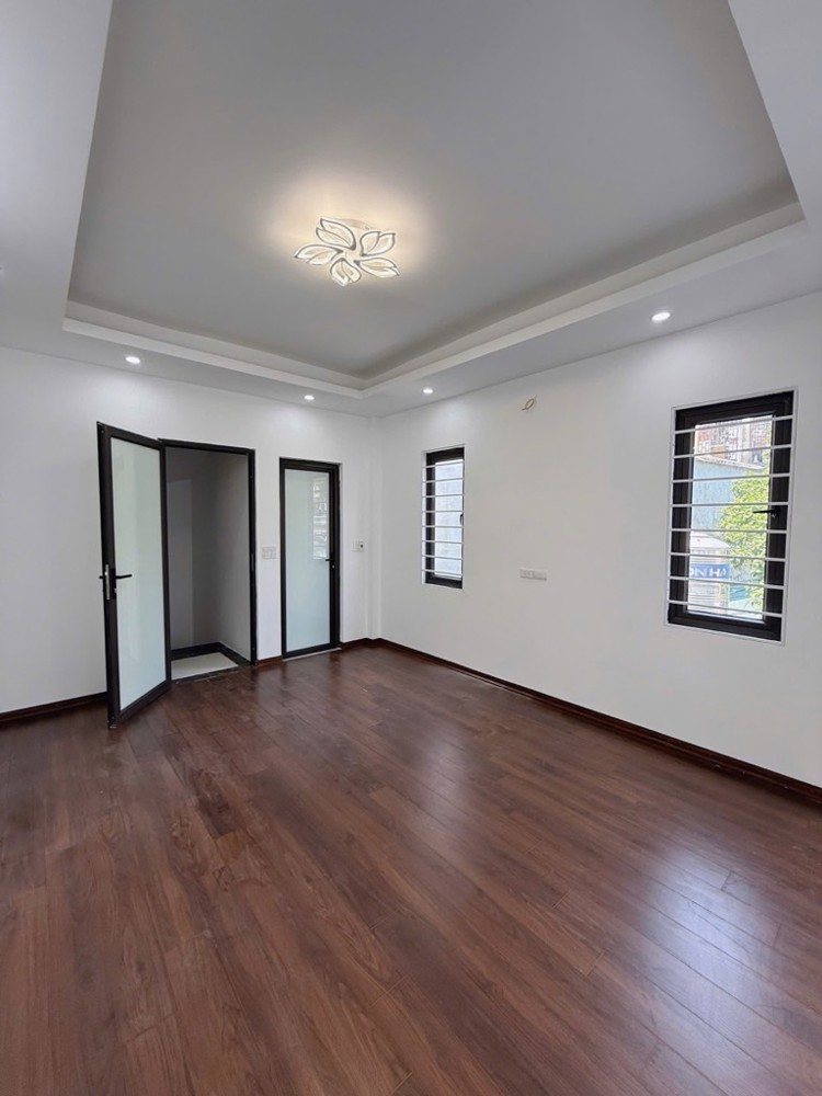 BÁN NHÀ NGỌC THUỴ LONG BIÊN-ĐẸP LONG LANH- OTO ĐỖ-32M- NHỈNH 5 TỶ( TL)
