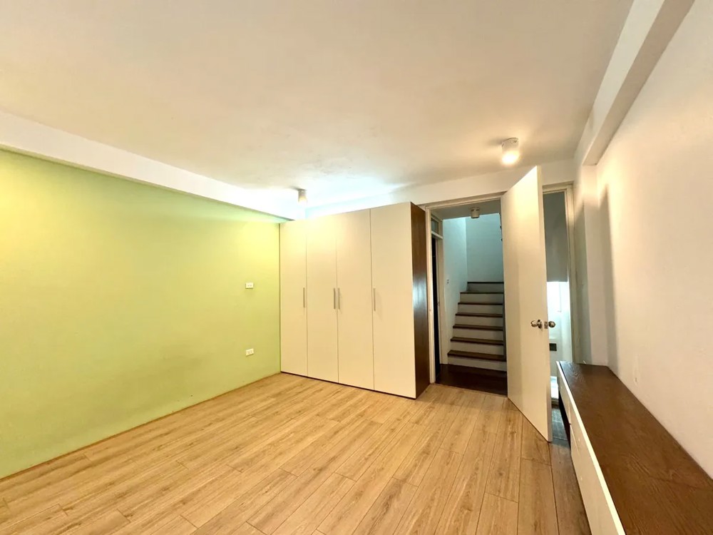 BÁN NHÀ RIÊNG Phố Bồ Đề 35m2 X  5 tầng MT 4m,7.5 tỷ Long Biên Hà Nội