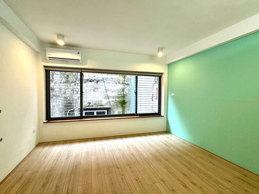 BÁN NHÀ RIÊNG Phố Bồ Đề 35m2 X  5 tầng MT 4m,7.5 tỷ Long Biên Hà Nội