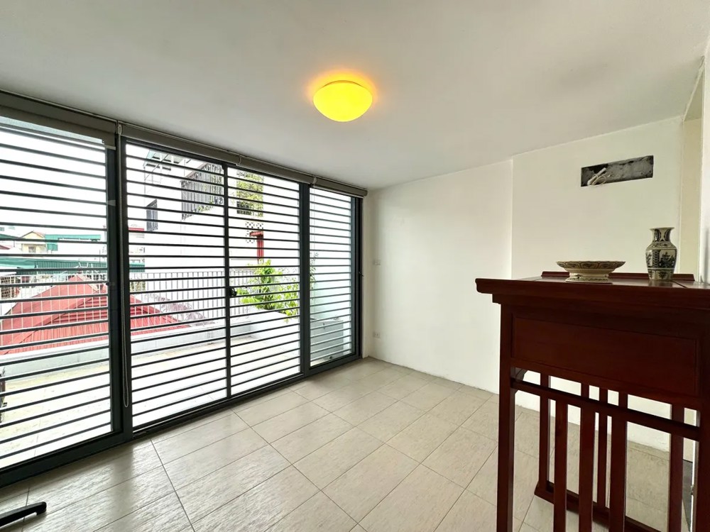 BÁN NHÀ RIÊNG Phố Bồ Đề 35m2 X  5 tầng MT 4m,7.5 tỷ Long Biên Hà Nội