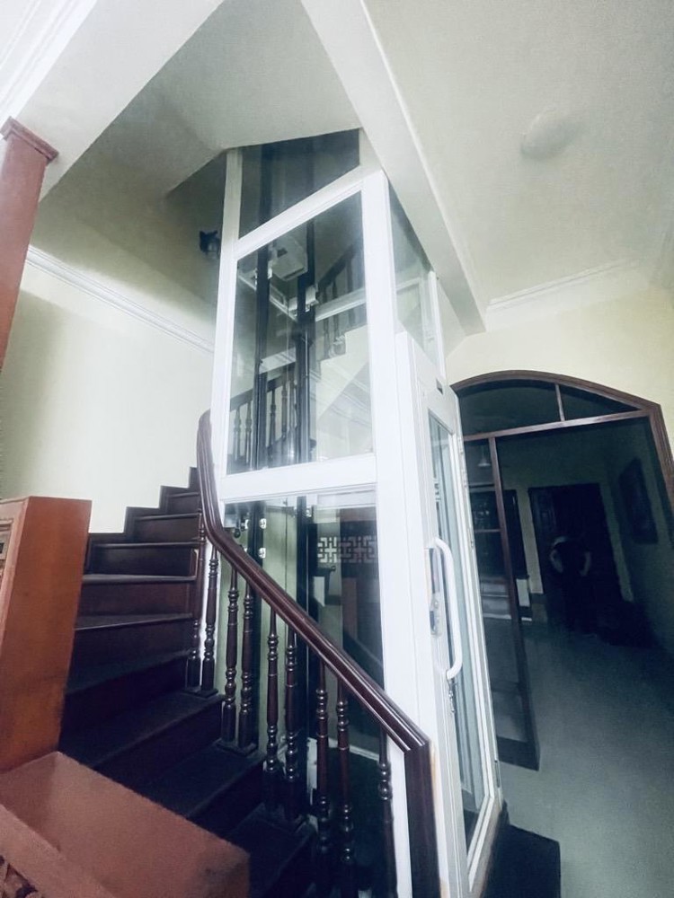 Bán nhà mặt phố Trần Thái Tông 56m2, 7 tầng, thang máy, lô góc 2 mặt ô tô tránh