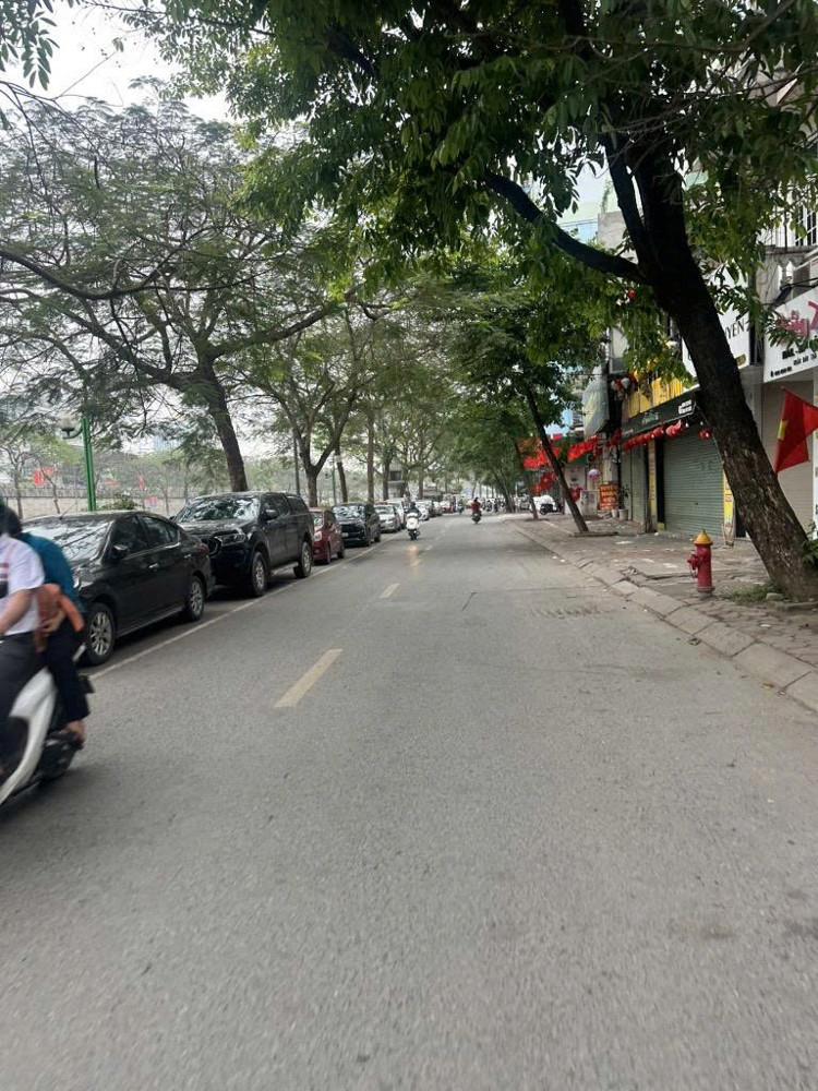 Nhà Nguyễn Khánh Toàn - Gần Bờ Sông Tô Lịch 35m2 x 6T x 7.5 tỷ Hàng Sắp Tuyệt chủng