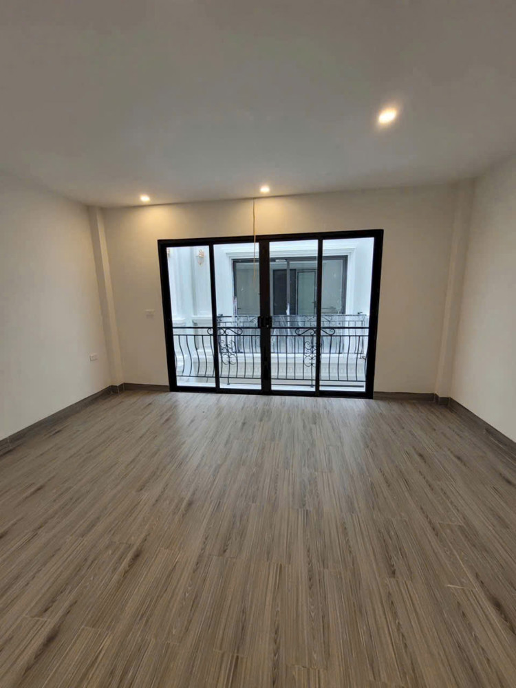 Bán nhà liền kề Thanh Am – Việt Hưng  33m² xây mới 5 tầng, lô góc, giá chỉ 5,3 tỷ