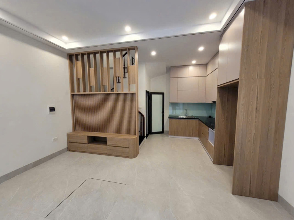 Bán nhà liền kề Thanh Am – Việt Hưng  33m² xây mới 5 tầng, lô góc, giá chỉ 5,3 tỷ