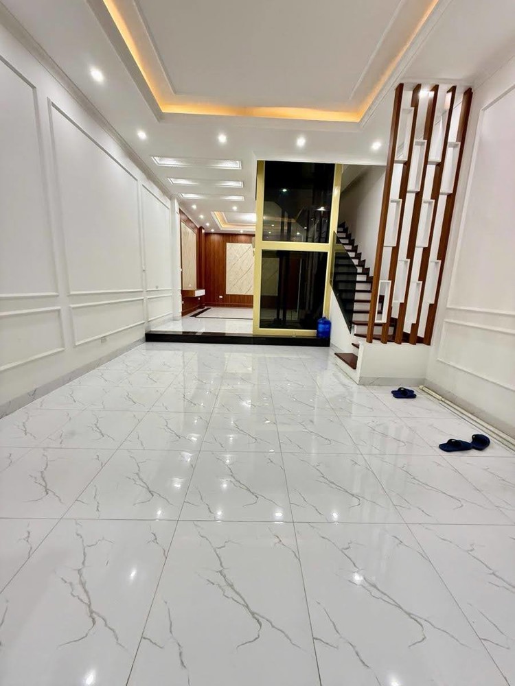 18,8 tỷ. Nhà mặt phố Tô Vĩnh Diện, 45m*4MT*5 tầng; kinh doanh lý tưởng