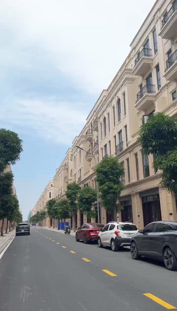 Nhà phố Vinhomes Cổ Loa, view vườn hoa, còn sót lại mua từ chủ đầu tư. Giá gốc