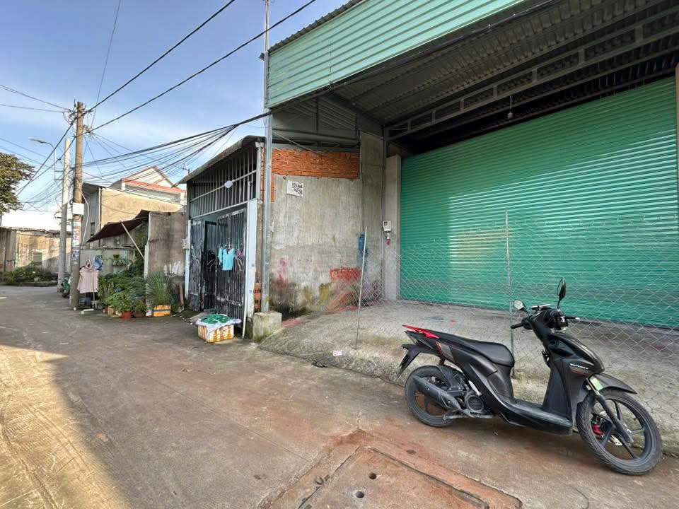 Kho 4t.ỷ Thới Tam Thôn, Hóc Môn, đường ôtô .
 Lh 07838 +93838 để xem kho