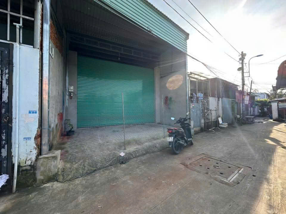 Kho 4t.ỷ Thới Tam Thôn, Hóc Môn, đường ôtô .
 Lh 07838 +93838 để xem kho