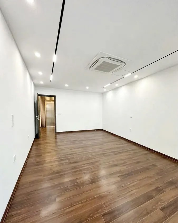 NHÀ MỚI ĐẸP Lý Sơn 50 m2 X 5 Tầng MT 4.2m, 8.3 tỷ Long Biên Hà Nội