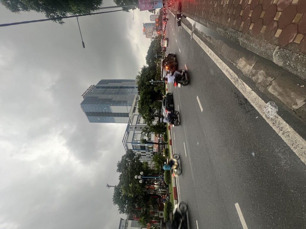 Bán nhà mặt phố Hoàng Quốc Việt, 80m2, 7 tầng thang máy, 2 mặt phố, giá 25 tỷ