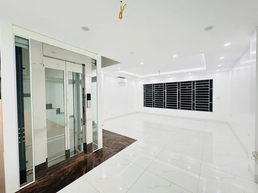 Nhà mặt phố Hoàng Quốc Việt 84m2, 7 tầng, kinh doanh đỉnh, giá 26 tỷ