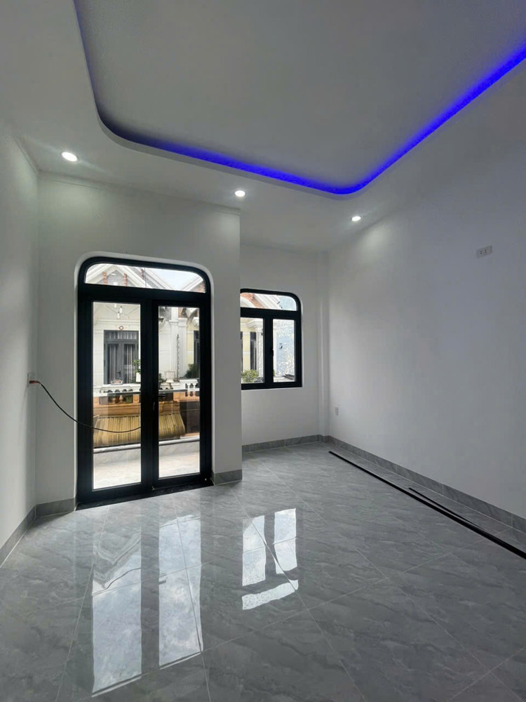 Bán nhà 1 Trệt 1 Lầu,đường nhựa 2 xe hơi,SHR hoàn công,gần Cầu Hang