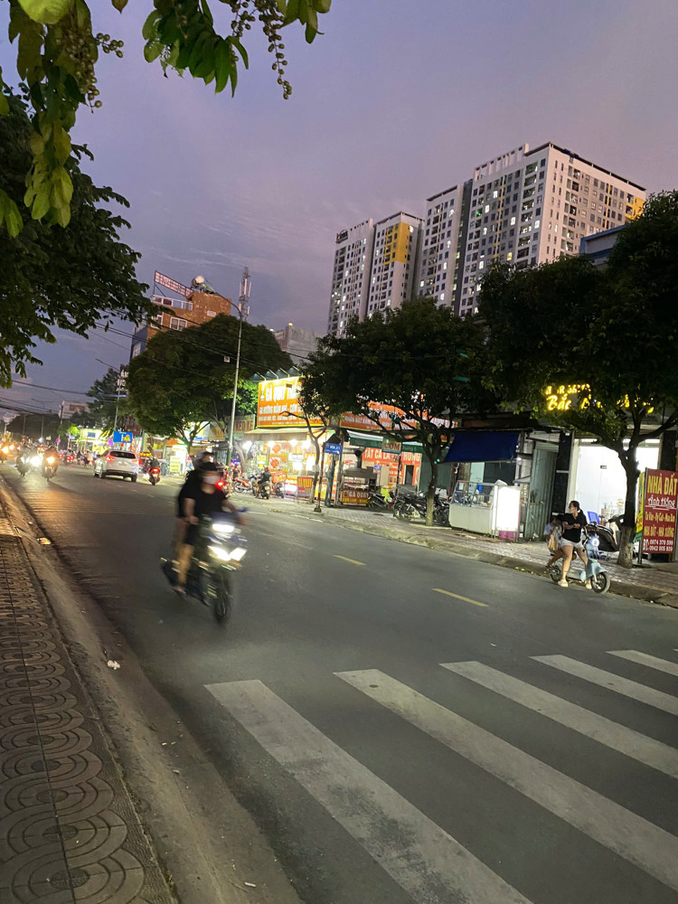 NHÀ 1 TRỆT 1 LỬNG MẶT TIỀN ĐƯỜNG THÔNG PHAN ĐĂNG LƯU DĨ AN, ĐỐI DIỆN TRƯỜNG MẦM NON, SÂN Ô TÔ DÀI