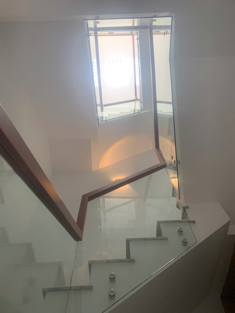 Bán nhà đường Lê Văn Thịnh, P . Cát Lái, TP HCM. 3 tầng. DT 124m2, sổ hồng. Giá 9.5 tỷ
